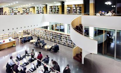 Biblioteca Municipal Jaume Fuster de Barcelona, llena de usuarios que leen o consultan internet.