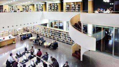 Biblioteca Municipal Jaume Fuster de Barcelona, llena de usuarios que leen o consultan internet.