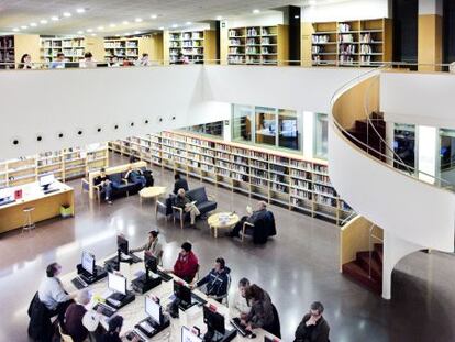 Biblioteca Municipal Jaume Fuster de Barcelona, llena de usuarios que leen o consultan internet.