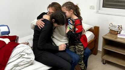 Maayan Zin abrazaba a sus hijas Ela y Dafna, tras ser liberadas por Hamás el domingo. 