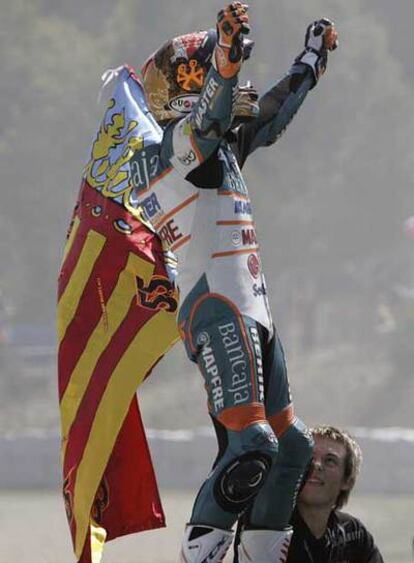 Héctor Faubel celebra su triunfo.