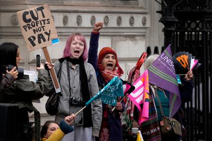 Los manifestantes ondean pancartas frente a Downing Street en Westminster en Londres, este miércoles.