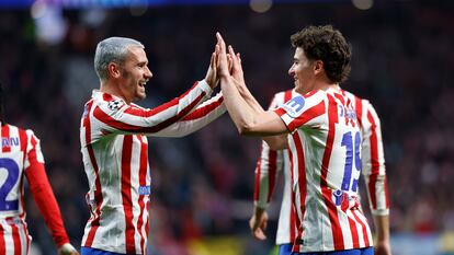 Julián Álvarez y Antoine Griezmann, celebran el quinto gol del Atlético al Tottenham, obra del delantero argentino tras gran asistencia del francés.