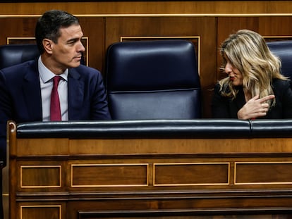 El presidente del Gobierno, Pedro Sánchez, y la vicepresidenta segunda y ministra de Trabajo, Yolanda Díaz, durante una sesión de control en el Congreso.