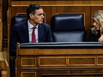 El presidente del Gobierno, Pedro Sánchez, y la vicepresidenta segunda y ministra de Trabajo, Yolanda Díaz, en una sesión de control en el Congreso de los Diputados.