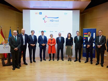 El CEO de Enagás, Arturo Gonzalo (cuarto por la derecha) con representantes de operadores energéticos europeos, hoy en Berlín.