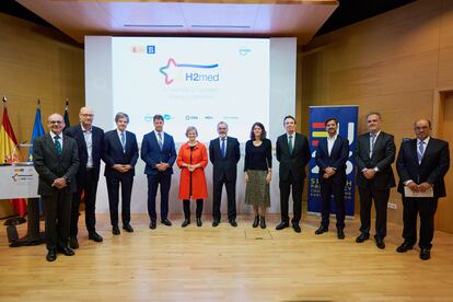 El CEO de Enagás, Arturo Gonzalo (cuarto por la derecha) con representantes de operadores energéticos europeos, este miércoles en Berlín.