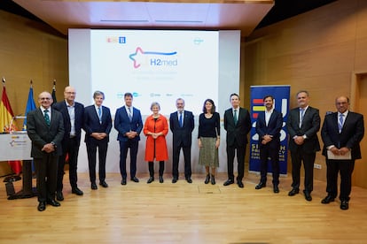 El CEO de Enagás, Arturo Gonzalo (cuarto por la derecha) con representantes de operadores energéticos europeos, hoy en Berlín.