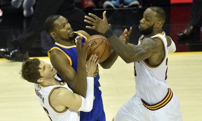 Kevin Durant, entre Lebron y Korver.