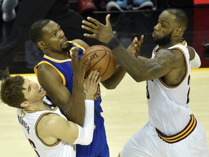 Kevin Durant, entre Lebron y Korver.