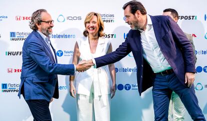 Juan Cantón, director general Prensa en PRISA Media, saluda al ministro de Transporte, Óscar Puente, en presencia de la ministra de Educación y portavoz del Gobierno, Pilar Alegría.