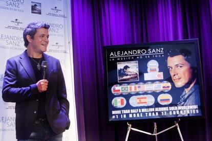 Alejandro Sanz recibe los discos de oro y multiplatino por su disco &#039;La m&uacute;sica no se toca&#039; en Los &Aacute;ngeles.