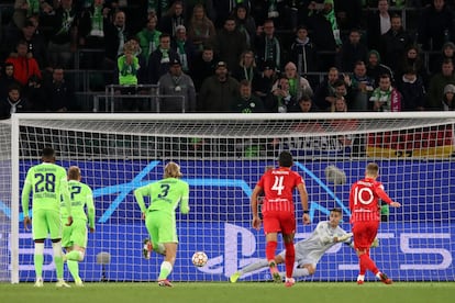 Rakitic lanza el penalti que le valió el empate a 1 al Sevilla contra el Wolfsburgo.