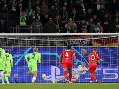 Rakitic lanza el penalti que le valió el empate a 1 al Sevilla contra el Wolfsburgo.
