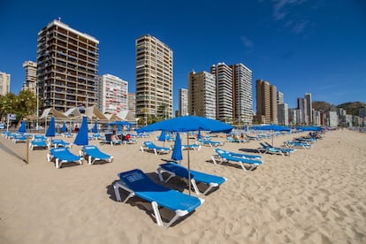 Sombrillas y tumbonas vacías en la playa de Levante de Benidorm, el pasado domingo.