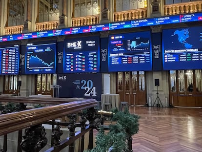 Varios paneles y monitores muestran en el parqué madrileño la evolución de la Bolsa española.