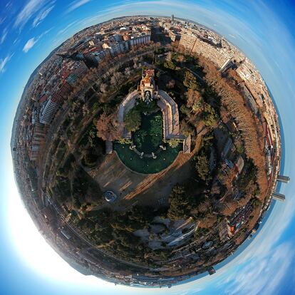 Per a això va fer una composició de diverses fotos fetes des d'un dron formant una visió de 360º. A la imatge, la cascada del parc de la Ciutadella.