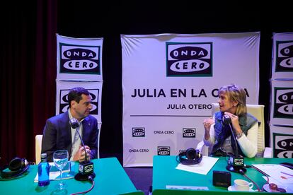 Julia Otero entrevista al presidente de la Junta de Andalucía, Juan Manuel Moreno, el 20 de diciembre de 2022 en Sevilla.