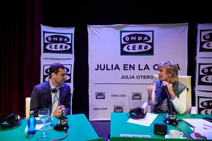 Julia Otero entrevista al presidente de la Junta de Andalucía, Juan Manuel Moreno, el 20 de diciembre de 2022 en Sevilla. 