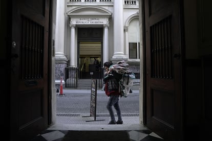 Un hombre camina frente a la sede del Banco Central de Argentina, en Buenos Aires.