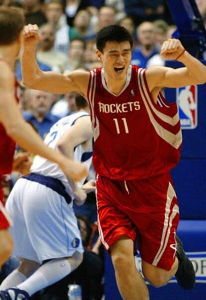 Yao Ming, en un partido con su equipo.