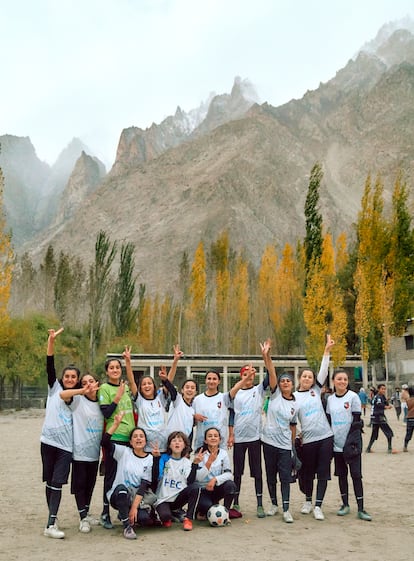 El equipo Altit Balit Hunza posa antes de su partido de campeonato.