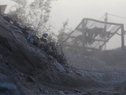 Un trabajador palestino ora, este jueves, en una compa&ntilde;&iacute;a que recicla escombros de casas destruidas en material reutilizable para construcci&oacute;n, en la Franja de Gaza. 