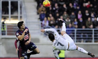 Cristiano Ronaldo tenta uma voleio diante de Capa.