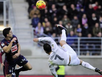 Cristiano Ronaldo tenta uma voleio diante de Capa.