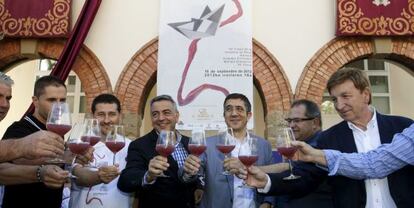 Patxi López (en el centro), brinda con el primer mosto de la fiesta de la vendimia con las autoridades de la Rioja Alavesa en Lapuebla de Labarca.