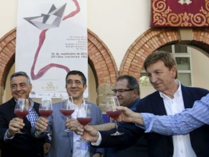Patxi López (en el centro), brinda con el primer mosto de la fiesta de la vendimia con las autoridades de la Rioja Alavesa en Lapuebla de Labarca.