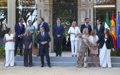 'Foto de familia' de los 13 consejeros de la Junta de Andalucía, en el Palacio de San Telmo, en Sevilla, este martes.