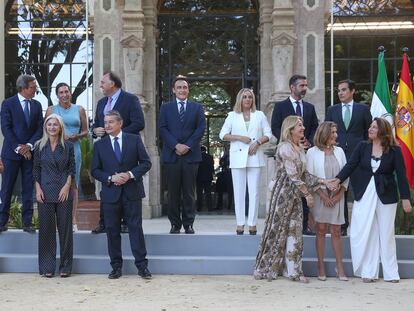 'Foto de familia' de los 13 consejeros de la Junta de Andalucía, en el Palacio de San Telmo, en Sevilla, este martes.