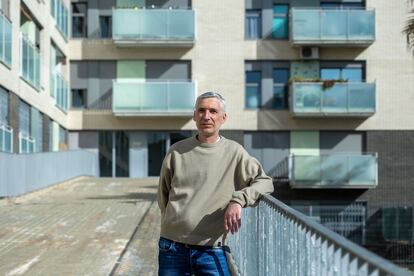 Miguel Canet posa en el patio trasero del edificio de VPO de la Obra Social de La Caixa donde reside junto a su pareja.