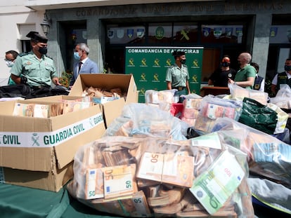 Bolsas con cientos de billetes intervenidos, en junio de 2021, por la Guardia Civil en Algeciras (Cádiz) durante la Operación Jumita-Aelaa, desarrollada con información obtenida de plataformas encriptadas.