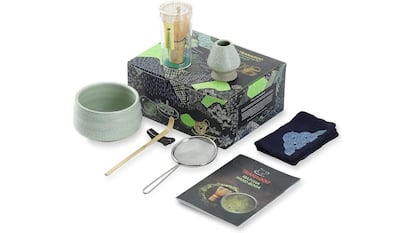 Juego ceremonial de té matcha compuesto por cuenco, batidor de bambú, cucharilla, tamiz, soportes y paño de algodón.