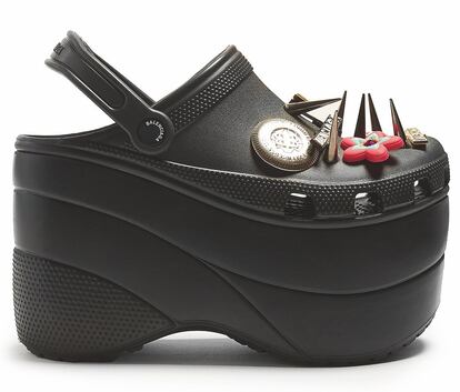 Zuecos de resina de Balenciaga (695 €).