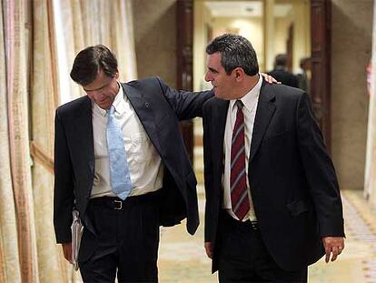 El ministro de Justicia, Juan Fernando López Aguilar (izquierda), con Julio Villarubia ayer en el Congreso.