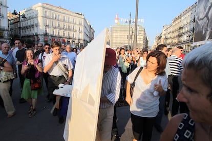 Antonio López, en 2010, abandonando la Puerta del Sol por el acoso de sus seguidores.