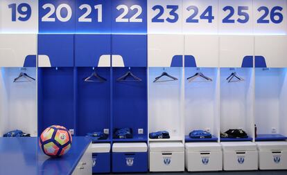 El nuevo vestuario local del Club Deportivo Leganés en el Estadio de Butarque, con taquillas personalizadas.