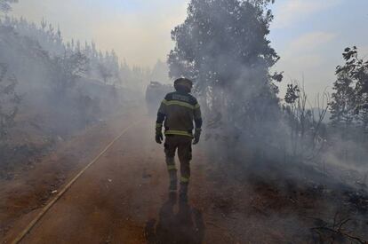 Un bombero en el Paso El Leon, Portezuelo, Chile