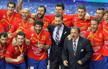 Fotografía de archivo del 27 de enero del 2013 del príncipe Felipe y el presidente de la Federación Española de Balonmano, Juan de Dios Román, junto a los jugadores de la selección española de balonmano tras su victoria ante Dinamarca en la final del Campeonato del Mundo de balonmano de Barcelona.