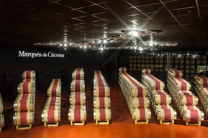 La nueva nave de barricas de Gaudium, icónico tinto de Bodegas Marqués de Cáceres. Sobre él recayó el máximo galardón en la cata a ciegas del Concurso Global Rioja Master de la feria Wine Paris Vinexpo (Francia).