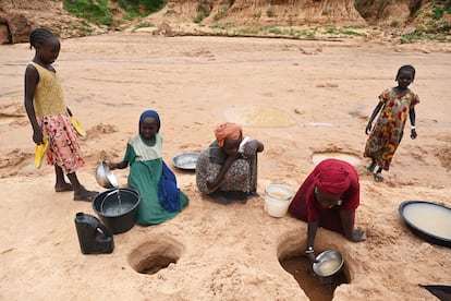 Niños intentando extraer agua de un río seco en Ourang, en el este de Chad, cerca de la frontera con Sudán. 
