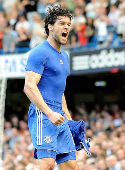 Ballack celebra un gol contra el Manchester United el pasado sábado.