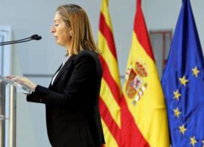 La ministra de Fomento, Ana Pastor, pronuncia hoy unas palabras en la estación de Girona, tras el viaje inaugural del tramo de alta velocidad Barcelona-Girona-Figueres.