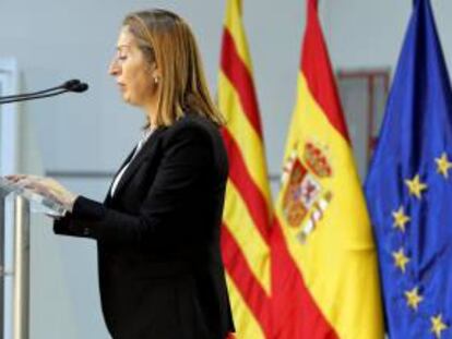 La ministra de Fomento, Ana Pastor, pronuncia hoy unas palabras en la estación de Girona, tras el viaje inaugural del tramo de alta velocidad Barcelona-Girona-Figueres.