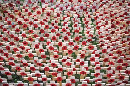 Cientos de cruces clavadas en el suelo conmemoran a los caídos en batalla, este jueves en los jardines de la abadía de Westminster, en Londres (Reino Unido). Este 11 de noviembre se cumplen 101 años del final de la Primera Guerra Mundial, en la que murieron cientos de miles de soldados del Reino Unido y sus colonias.