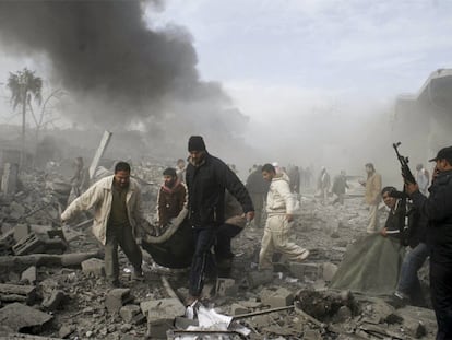 Vecinos de Rafah, al sur de Gaza, sacan un cuerpo de entre los escombros de un adeificio atacado por la aviación israelí.