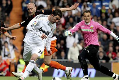 Higuaín protege el balón ante Bruno y César.